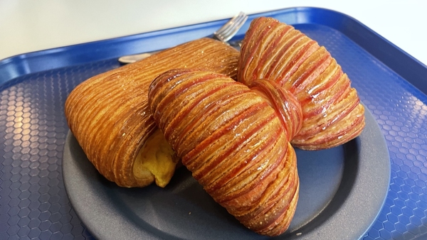 뺑애플(왼쪽)과 피스타치오 크림 리본빵.