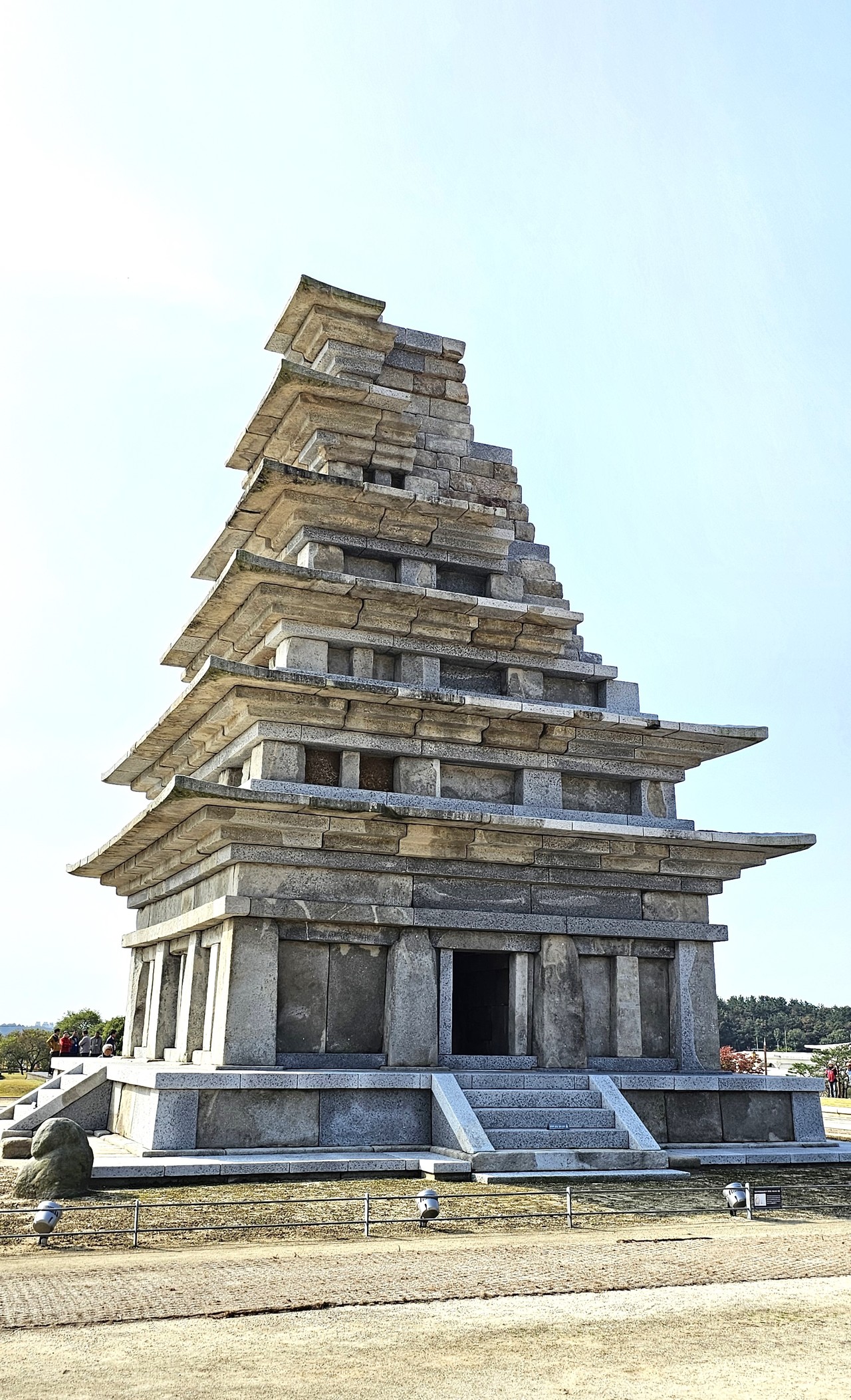 복원 작업을 완료한 익산 미륵사지석탑.