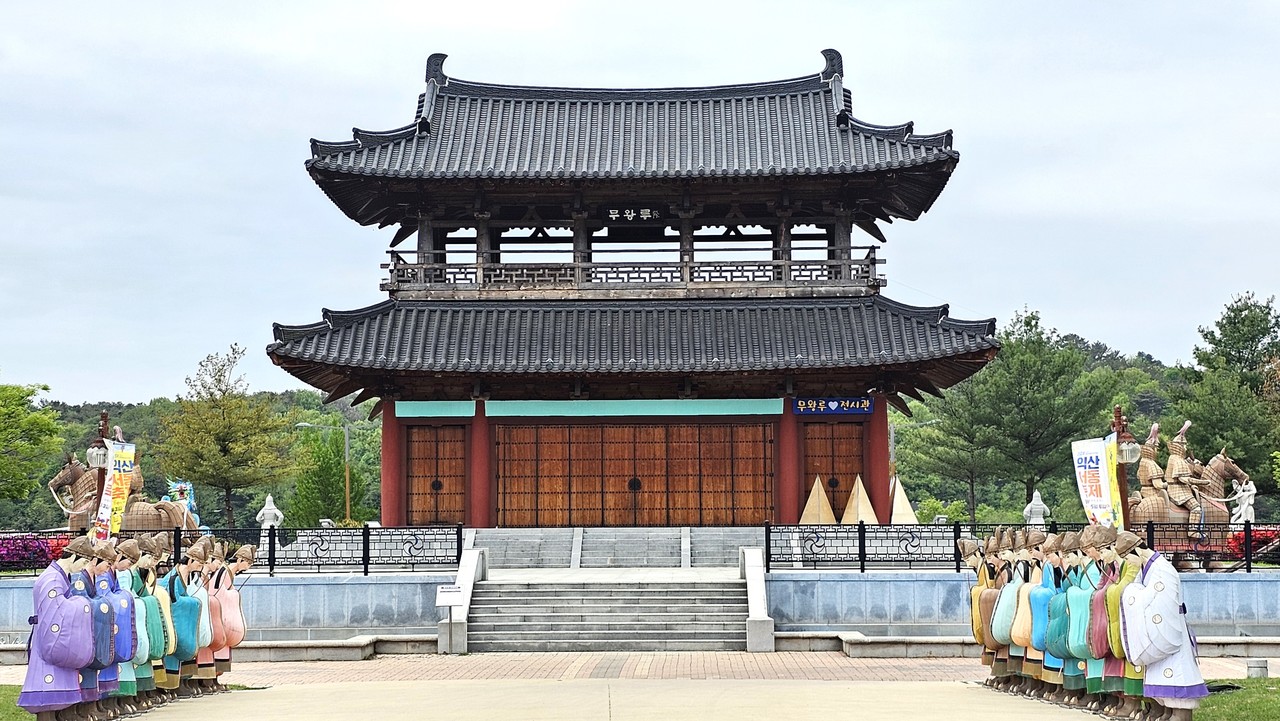 익산 서동공원 내에 있는 무왕루.