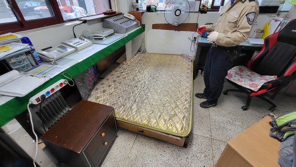 침대와 냉난방시설이 갖춰진 아파트 경비근로자 김 씨의 경비실겸 휴게공간.