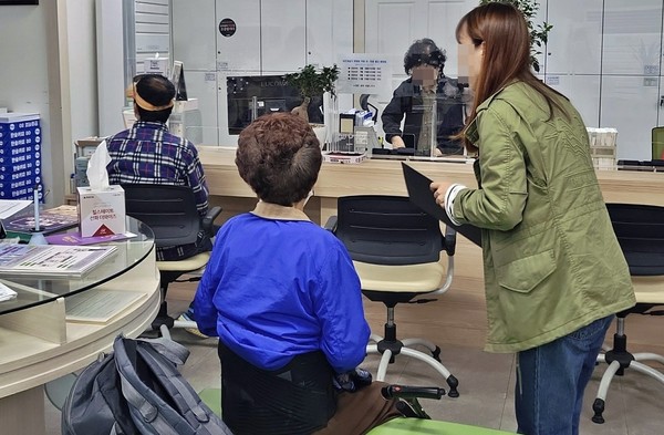 ▲ 지난 7일 대전 동구 중앙동행정복지센터에서 한 공무원이 소파에 앉아있는 민원인의 이야기를 듣고 있다.