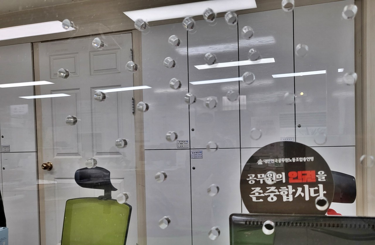 ▲ 대전의 한 행정복지센터에 설치된 아크릴 가림막에 ‘공무원의 인권을 존중합시다’라는 문구의 스티커가 붙여져있다. 김지현 기자