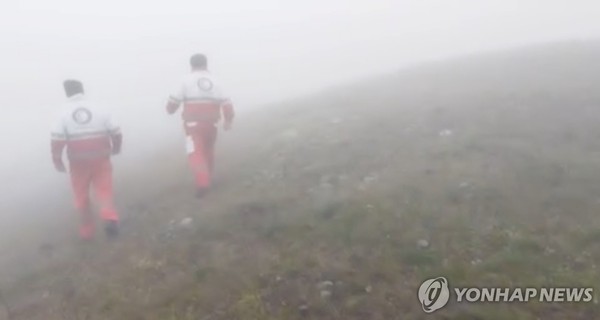 사진= 연합뉴스(안개 자욱한 이란 헬기 추락사고 현장)