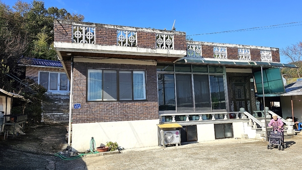 남산영당 옆에 있는 의령남씨 종가의 정경. 뒤편에 보이는 청기와 집이 새로 조상님들 신주를 모셨다는 사당이다.