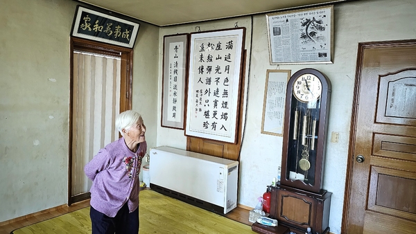 남산영당에 대한 여러 이야기와 함께 묘소까지 진절하게 안내해 준 송영희(85) 의령남씨 종부.