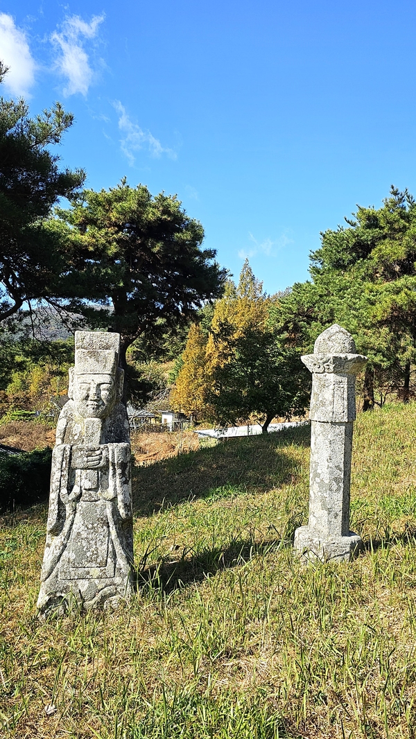 남이웅 조애중 부부 묘소 우측에 있는 문인석과 망주석.