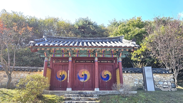 세종시 금남면 남산길 51-4에 위치한 세종시 문화재자료 제7호 금남 남산영당 삼문.