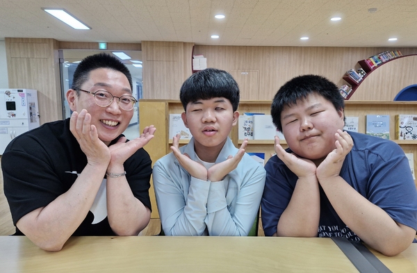 ▲ 정지완 교사(왼쪽부터)와 김대엽·이승준 군.
