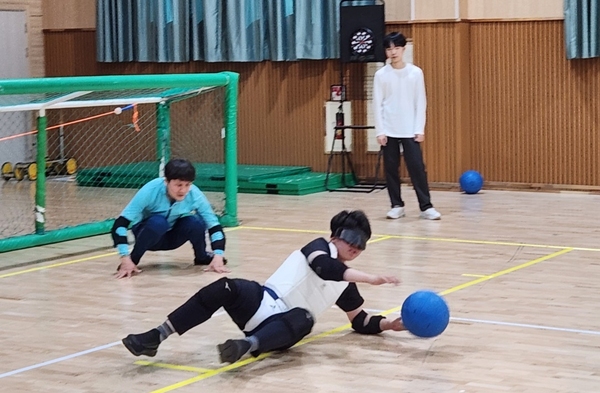 대전맹학교 골볼팀 학생들이 훈련에 열중하고 있다.