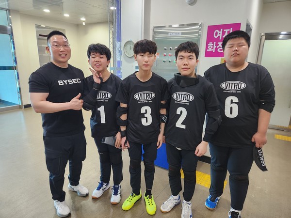  정지완 교사 (왼쪽부터) 이승준, 김대엽, 한종민, 이정훈)과 정지완 체육교사(좌측)가 결승전을 앞두고 결의를 다지고 있다.