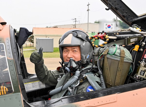 이영수 공군참모총장이 지휘비행을 실시하기 전 F-4E 팬텀 전투기에 탑승해 있다. 공군 제공