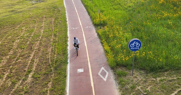 한 대전시민이 천변길에 설치된 자전거 도로 위를 달리고 있다. 김지현 기자