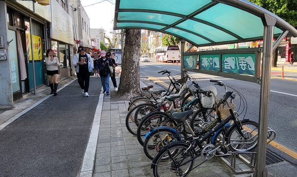 대전의 한 자전거 거치대에 일반자전거가 세워져 있다. 방치된 자전거도 보였고, 공간이 비좁았다. 김지현 기자