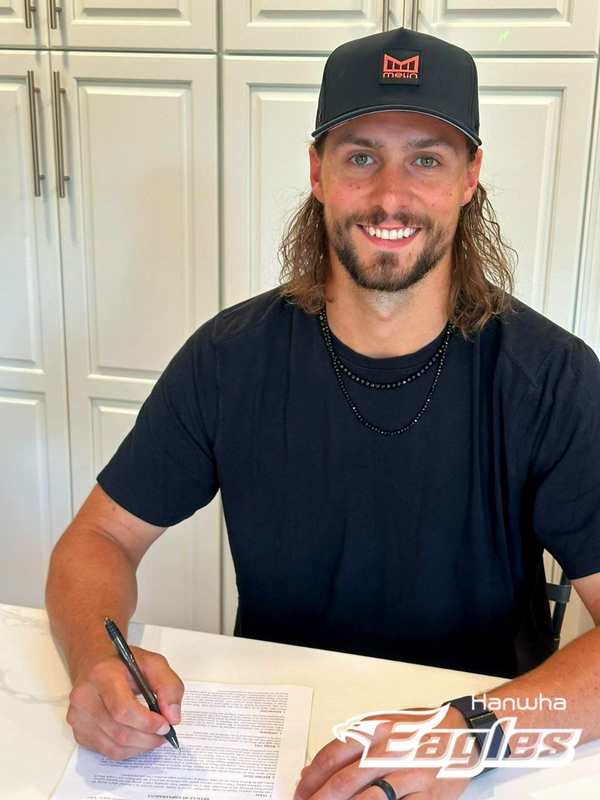 17일 한화이글스 라이언 와이스가 계약 후 기념촬영을 하고 있다. 한화이글스 제공