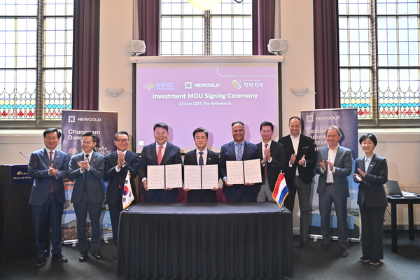 김태흠 지사가 지난 13일 콜드체인 분야 글로벌 기업인 뉴콜드와 투자양해각서를 체결하는 모습. 충남도 제공