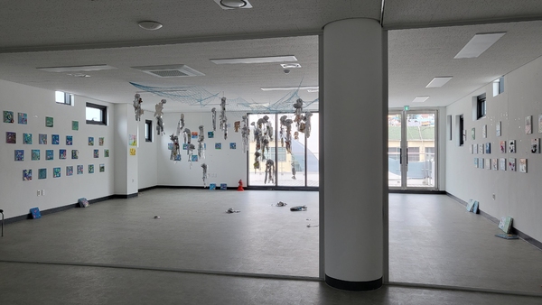 대전 동구 대동 달빛아트센터 2층 다목적 공간에 어린이들의 작품이 전시돼 있다. 김지현 기자