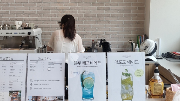 최진수 씨가 대전 동구 대동 달빛아트센터 1층 달빛카페에서 커피를 만들고 있다. 김지현 기자