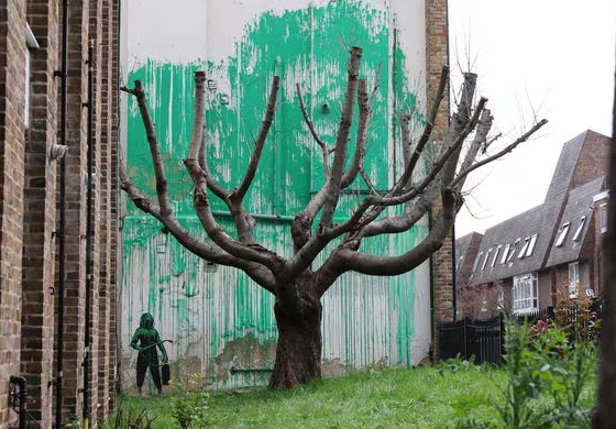 사진= 연합뉴스(3월 18일(현지 시각) 영국 런던 북부 핀스버리 파크 인근 건물의 외벽에 등장한 뱅크시 벽화)