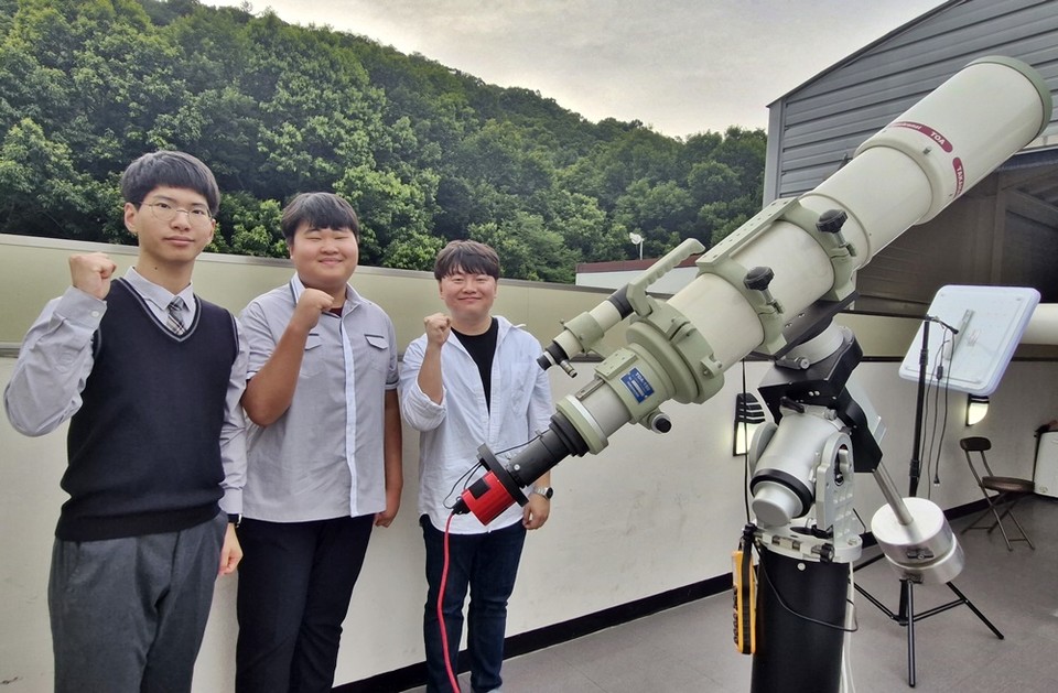 No dia 20, os professores Yang Woo-rim (da esquerda), Kim Jae-jin e Lee Jong-jin gritam enquanto lutam ferozmente em frente ao telescópio refrator de 150 mm que lhes deu a alegria de observar asteróides.