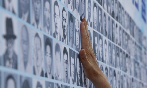 지난해 경기도 파주시 임진각 국립 6·25전쟁납북자기념관에서 열린 6·25 납북희생자 기억의 날 행사에서 납북희생자 가족이 납북희생자 가족 얼굴 사진을 쓰다듬고 있다. 연합뉴스