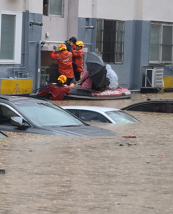 2020년 7월 30일 대전 서구 정림동 코스모스아파트가 물에 잠겨 119 구조대원들이 보트를 이용해 주민들을 구조하고 있다. 금강일보 DB