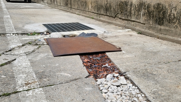 대전 서구 정림동 코스모스아파트 단지 내 설치된 하수구. 빗물을 받아내는 역할을 해야하지만 단지 내 땅의 단차로 인해 하수구까지 물이 유입되지 않는다.