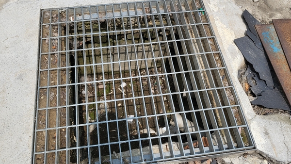 대전 서구 정림동 코스모스아파트 단지 내 설치된 하수구. 빗물을 받아내는 역할을 해야하지만 단지 내 땅의 단차로 인해 하수구까지 물이 유입되지 않는다.