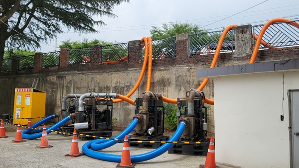 서구가 오는 2025년을 목표로 정림동 일대를 중심으로 재해위험개선지구 정비사업을 실시하고 있는 가운데 코스모스아파트 단지 내에 양수기 4대가 임시로 설치돼 있다.