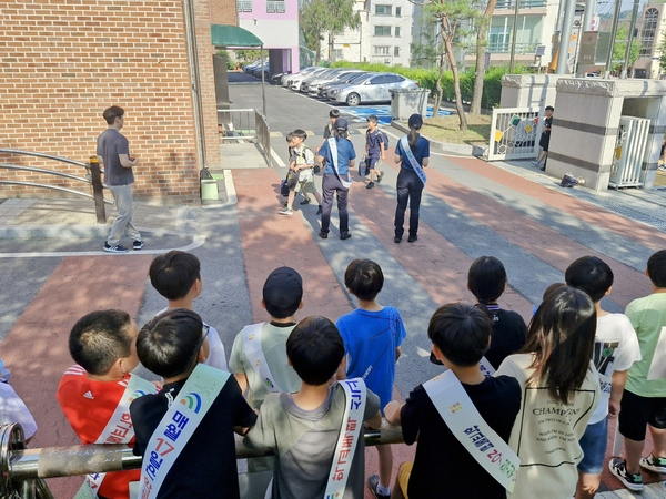26일 대전목상초등학교에서 등교하는 진구들에게 인사를 건네고 있다.