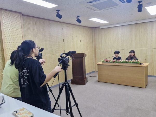 26일 대전목상초등학교에서 친구사랑 사연을 주제로 한 교내 방송을 하고 있다.