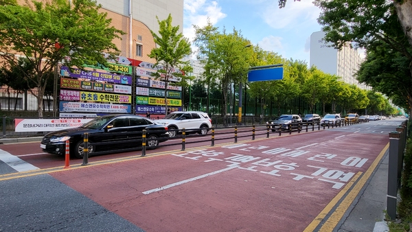 지난 25일 대전 서구 둔산동의 한 어린이보호구역. 노면에 어린이보호구역임을 알리는 붉은색의 도색이 돼 있다.