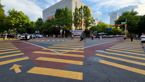 지난 25일 대전 서구 둔산동의 한 어린이보호구역에 노란 횡단보도가 설치돼 있다. 이는 어린이 보행자의 교통사고를 예방하기 위한 것이다.