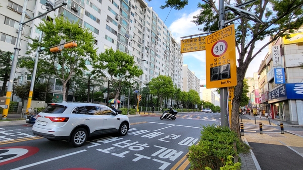 대전의 한 스쿨존에 설치된 속도표지판이 지나가는 차량에도 착동하지 않고 있다.