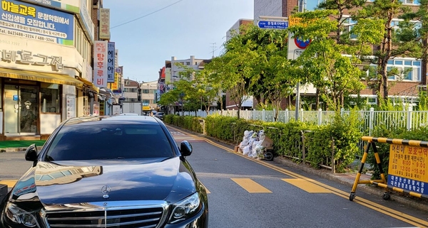 대전의 한 스쿨존에 주차된 차량 뒤로 노란 횡단보도가 보인다.