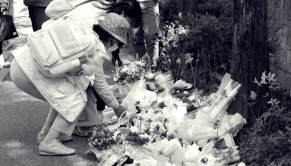 지난해 4월 시민들이 사고현장에서 고 배승아 양을 추모하고 있다. 추모객들은 끝끝내 눈물을 떨구며 자리를 떠났다.