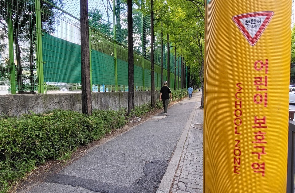 ​지난해 4월 8일 만취운전 차량에 치여 배승아 양이 숨진 대전 서구 둔산동의 한 어린이보호구역에 방호울타리가 설치돼 있다.