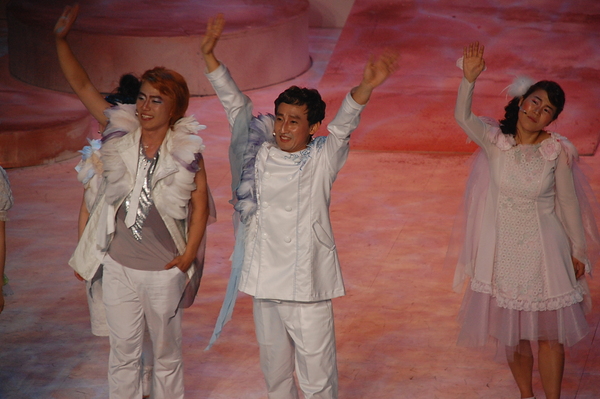 뮤지컬 ‘7인의 천사’ 중 천사 율 역할을 맡은 복영한 대표가 관객들에게 손을 흔들고 있다. 상상아트홀 제공