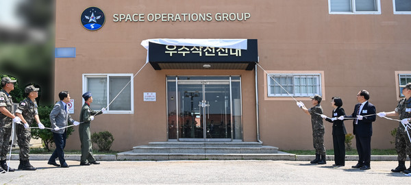 28일 경기 평택 오산공군기지에서 우주작전전대 창설식이 실시된 가운데 김형수 공군작전사령관(오른쪽 네 번째)과 이현우 초대 우주작전전대장(왼쪽 네 번째)이 우주작전전대 현판을 제막하고 있다. 공군 제공