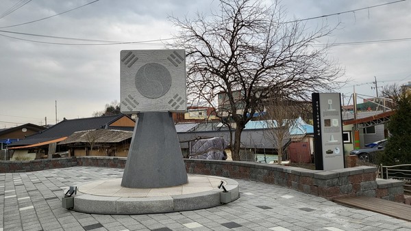 1919년 기미년(己未年) 3월은 한국 근현대사에 있어 그 어느 때보다 뜨겁게 기록되고 있다. 일제의 무단통치로 억압이 극에 달했던 1910년대의 끝자락에서 우리 민족은 자유와 독립을 향한 열망을 토해냈다. 민족대표 33인의 기미독립선언서를 시작으로 독립을 향한 뜨거운 염원은 들불처럼 전국으로 번졌다. 파랑과 빨강의 태극기 소용돌이는 충청권 곳곳도 휘감았다. 올해는 3·1만세운동 105주년이다. 충청권 3·1만세운동지를 찾아 그날의 함성을 들어본다. ‘대한독립만세.’