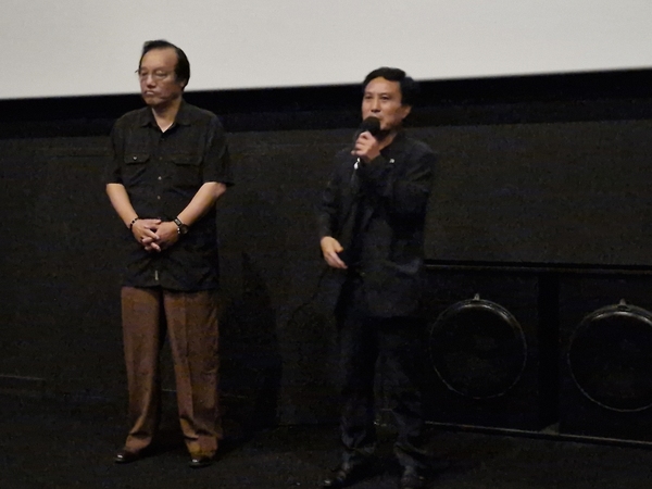 지난달 27일 메가박스 대전신세계아트앤사이언스에서 열린 상영회에서 김동수 ㈜원코리아미디컴 이사장(왼쪽)과 이동현 총괄 프로듀서가 무대인사를 하고 있다.