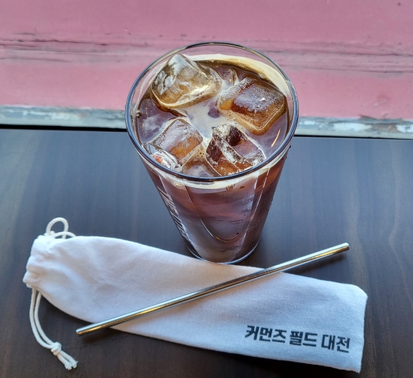 지난 28일 대전의 한 카페에서 일회용 플라스틱 빨대를 대신해 사용한 다회용 스테인리스 빨대. 다회용 스테인리스 빨대는 대전사회혁신센터에서 다회용 공용컵 ‘선화보틀’프로젝트의 일환으로 함께 선보인 것이다.