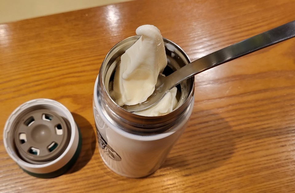 최근 SNS에서 아이스크림을 텀블러에 담아 먹는 게 유행처럼 번지고 있다. 지난 28일 대전의 한 카페를 찾아 아이스크림을 텀블러에 담아줄 것을 요청해봤다. 아이스크림은 생각보다 오랫동안 녹지않고 시원했다.