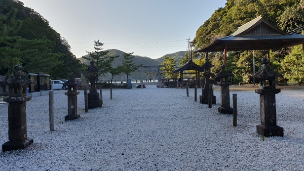 신사에서 본 바다 도리이