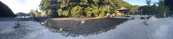 쓰모경기장을 중심으로 신사와 도리이