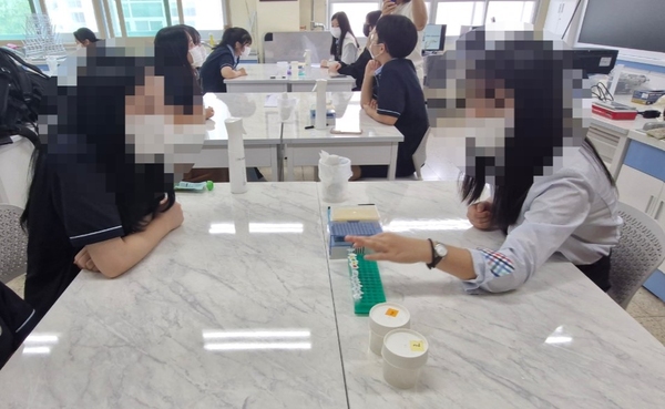 지난 4일 구봉고등학교 과학실에서 창의과학교실이 열려 학생들이 실험도구를 살펴보고 있다.