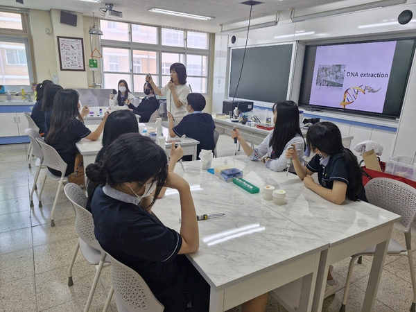 지난 4일 구봉고등학교 과학실에서 창의과학교실이 열려 학생들이 피펫잡는 법을 익히고 있다.