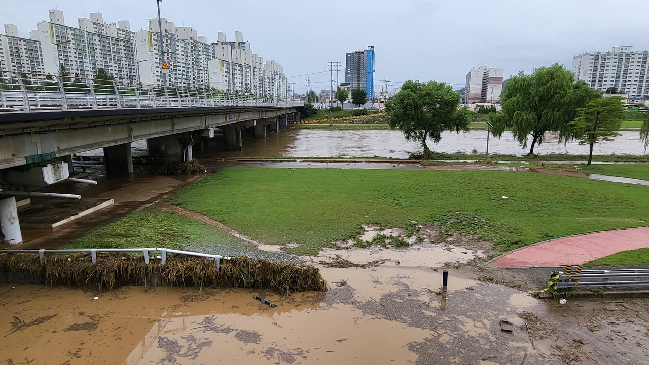 10일 새벽부터 쏟아진 비로 인해 대전 중구 유등천 산책로가 모두 물에 잠겼다. 김지현 기자