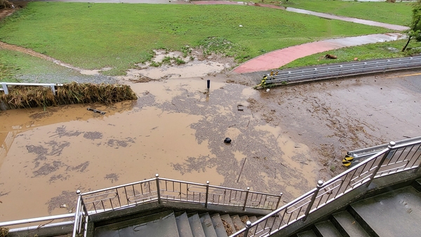 10일 새벽부터 쏟아진 비로 인해 대전 중구 유등천 산책로가 모두 물에 잠겼다. 김지현 기자