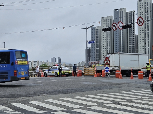 대전중부·서부경찰서 교통경찰들이 11일 폭우 영향으로 내려앉은 대전 중구 유등교 주변을 지속 통제하고 있다. 향후 대전시는 정밀안전진단 결과에 따라 통행 재개 여부 등 결정할 예정이다. 대전경찰청 제공