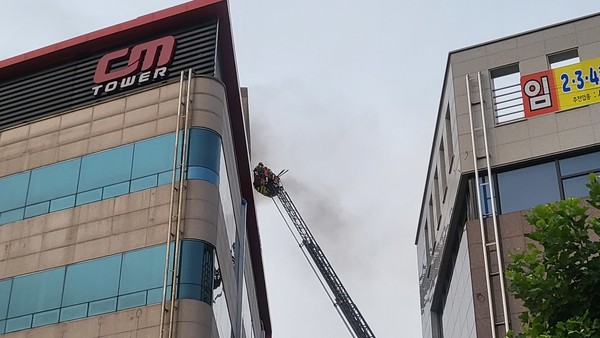<b>대전</b> 중구 <b>대흥동 주차타워</b> 화재…소방당국 진화 중